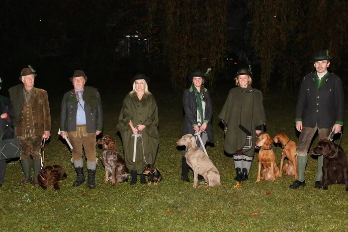 Stolz präsentierten die Jäger ihre vierbeinigen Begleiter.