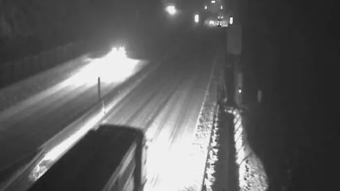 Schneefahrbahn auf der Pack am Abend: Hier zwischen Packsattel und Modriach bei Straßenkilometer 228,55 (Webcam-Screenshot um 17:47 Uhr)