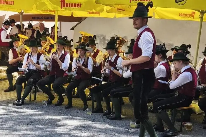 Mitgewirkt haben die Feuerwehren St. Peter, Feistritz und Peterdorf, der ÖKB-Ortsverband St. Peter, die Schützengarde der Pfarrgemeinde sowie die Musikkapellen St. Peter und Althofen.