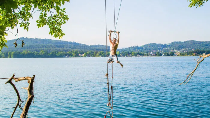 Mit viel Schwung in den türkisblauen Wörthersee - inklusive Spaßfaktor und erhöhtem Adrenalinspiegel: Zu finden ist die Liane von Klagenfurt aus kommend an der Süduferstraße, unmittelbar vor der Ortseinfahrt von Reifnitz. Der Seezugang mit wenigen Parkplätzen ist kostenlos.