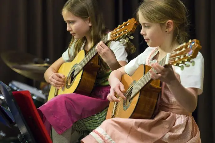 Die Nachwuchsmusiker präsentierten anspruchsvolle Stücke und zeigten eindrucksvoll, dass die traditionelle Volksmusik in der Musikschule einen hohen Stellenwert hat.