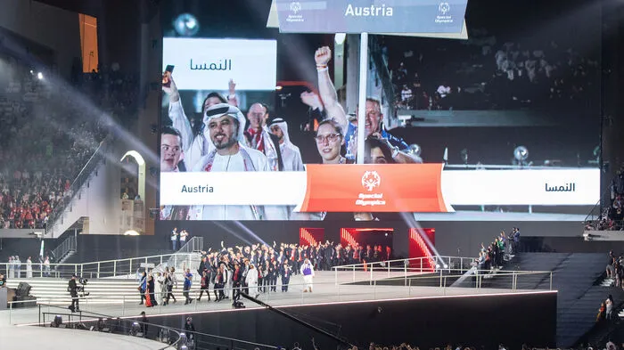 Der Einzug der 10.000 - Special-Olympics-Athleten und Betreuer aus 200 Nationen - dauerte am Donnerstagabend allein rund zwei Stunden, ehe die Musik-Größen Avril Lavigne und Luis onsi (Despacito) für die echten Stars, die 7500 Sportler der Weltsommerspiele, aufspielten. Die Österreicher zogen mit einer Hundertschaft ins Stadionoval ein.