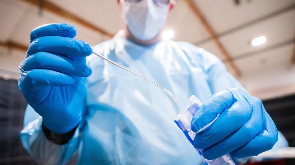 ABD0169_20201212 - ST. PÖLTEN - ÖSTERREICH: In Niederösterreich haben am Samstag, 12. Dezember 2020, die zweitägigen Corona-Massentests begonnen. Im Bild: Abnahme eines Covid-19-Antigentest bei einer Test-Station im VAZ in St. Pölten. - FOTO: APA/GEORG HOCHMUTH