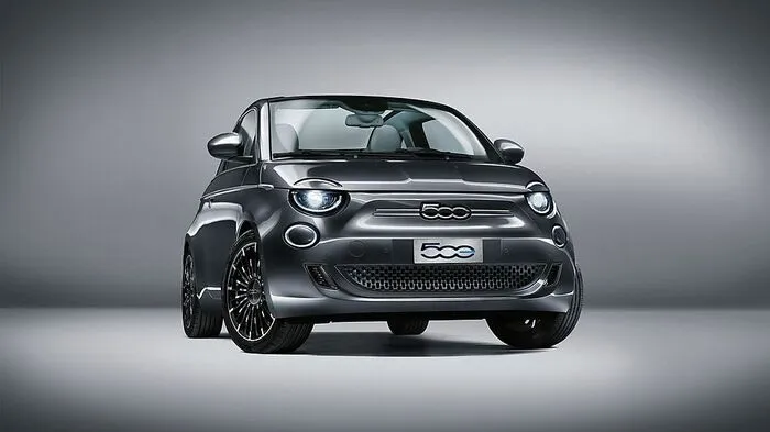 Wenn ein Auto die Elektromobilität zur Herzensangelegenheit machen kann, dann der der neue Fiat 500. Man schaue sich nur den Augenaufschlag der traditionell runden Glubsch-Scheinwerfer an.