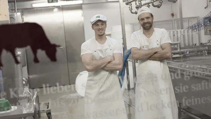 Michael Kerschbaumer (re.) und sein Team betreiben die erste Bio-Heumilch-Käserei in Kärnten, die „Kaslab‘n Nockberge” in Radenthein