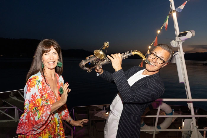 Star-Saxophonist tomX feierte am Freitag einen runden Geburtstag und schenkte sich selbst eine coole Sax-Beats-Performance.