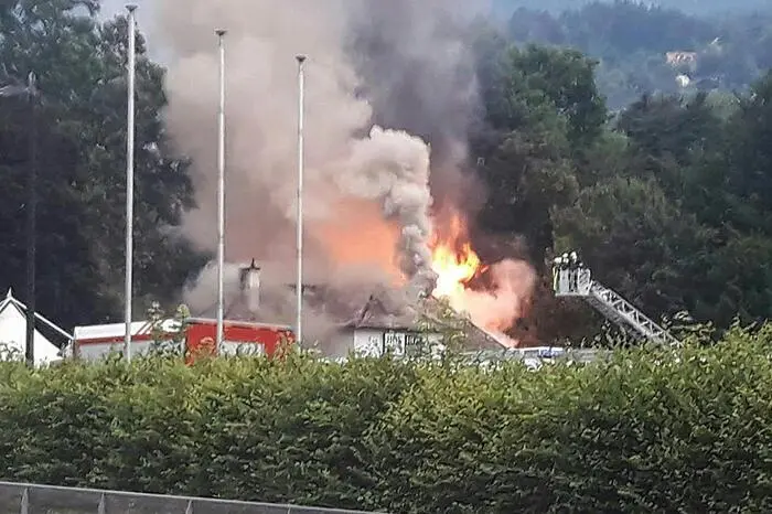 Verletzte Personen gebe es keine. Die Brandursache war zunächst unklar.