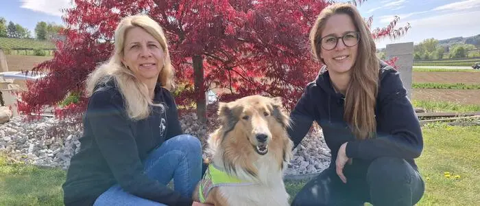 Claudia Pregartner und Sandra Gammel bilden in Preßguts, Ilztal, Assistenzhunde aus, hier zu sehen mit Gammels Hündin Calma