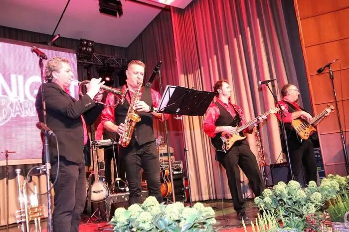 Als die Jungen Paldauer zum ersten Tanz aufspielten, füllte sich die Tanzfläche, für weiteren musikalischen Genuss sorgten Martini Rosso sowie Blazka Oberstar-Bistan und Matthias Bistan. Über 90 Sponsoren unterstützten diese Charity-Veranstaltung, der Erlös kommt Bedürftigen in unserer Region zugute.  