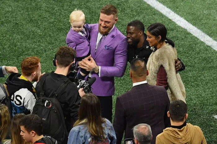 Ein paar Stars wurden auch gesichtet, wobei sich die absolute A-Liga nicht unbedingt zeigen wollte und das hatte seinen Grund: Angesichts der Kontroverse um Quarterback Colin Kaepernick und Proteste innerhalb der Liga gegen Polizeigewalt und Unterdrückung von Schwarzen hatten viele Zuschauer auf eine Protestaktion oder ein Zeichen der Solidarität gehofft - nicht nur von der Halbzeitband Maroon 5. Hier im Bild: Conor McGregor, der irische Mixed-Martial-Arts-Kämpfer.
