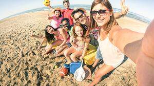 Das Urlaubs-Selfie mit den Lieben zu Hause teilen: Experten warnen vor vielen Fallen!