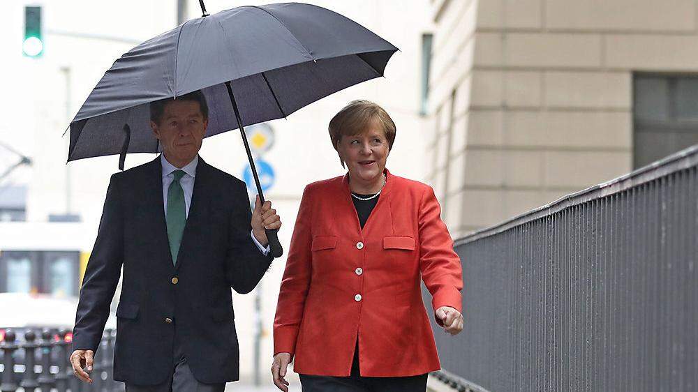 Auf dem Weg zur Stimmabgabe: Kanzlerin Angela Merkel mit Ehemann Joachim Sauer