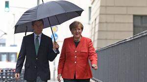 Auf dem Weg zur Stimmabgabe: Kanzlerin Angela Merkel mit Ehemann Joachim Sauer