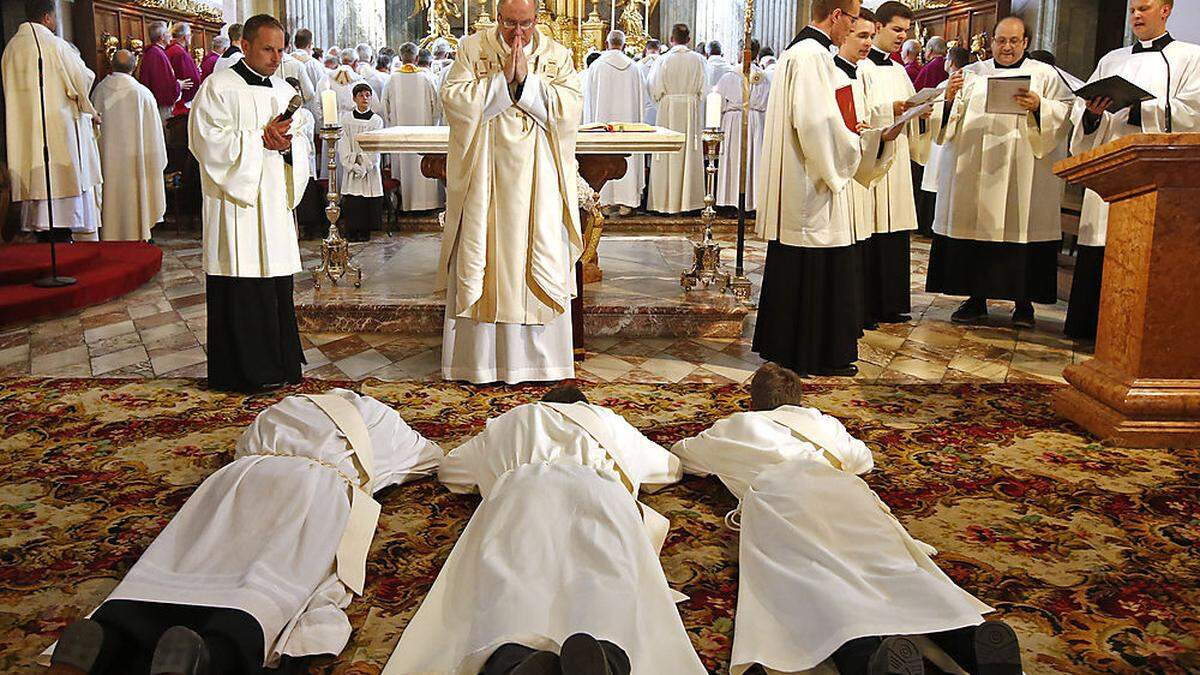 Diözesanbischof Alois Schwarz hat heuer vier Diakone zu Priestern geweiht, drei davon im Klagenfurter Dom