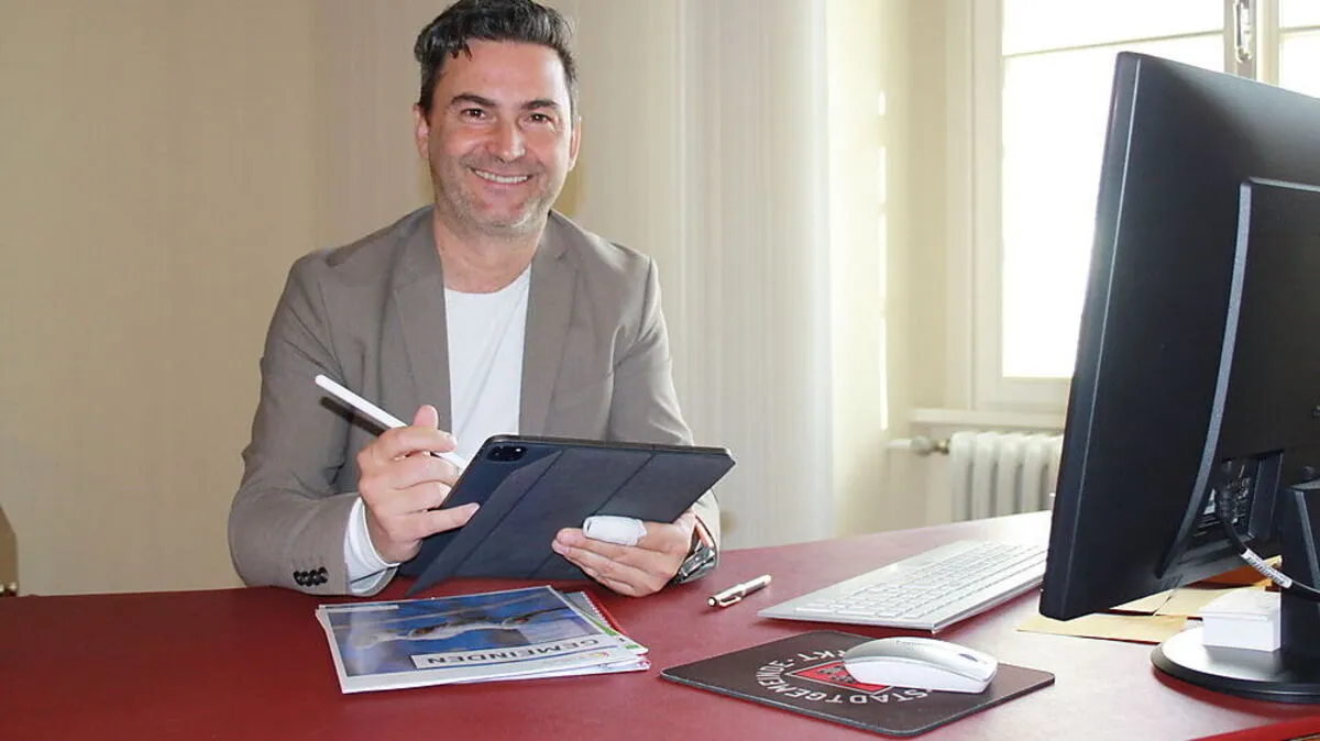 Markus Lakounigg an seinem Schreibtisch im Bürgermeisterbüro, das er nur geringfügig verändern will