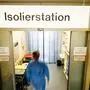 Eine Krankenschwester geht Richtung Isolierstation | Der Arzt wollte den Patienten mit Mexalen versorgen, schließlich landete er mit Lungenentzündung sechs Tage auf einer Isolierstation
