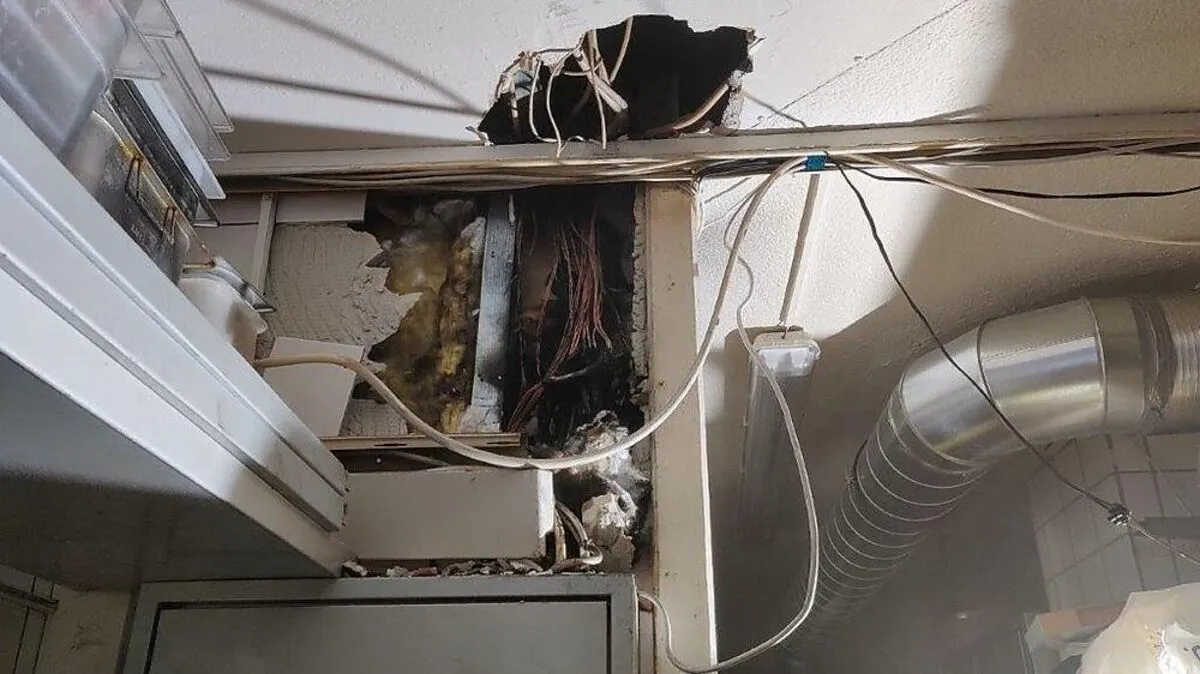 Teile der Wand und der Decke mussten aufgerissen werden 