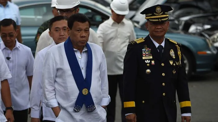 Rodrigo Duterte regiert auf den Philippinen mit harter Hand. Unliebsame Mitmenschen werden schnell eingesperrt oder sogar getötet. Politischen Vertretern anderer Länder stößt er regelmäßig vor den Kopf.