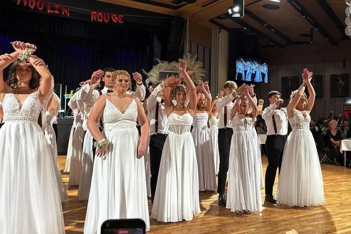 Die Maturantinnen und Maturanten setzten ihrer „letzten Show“ die Krone auf