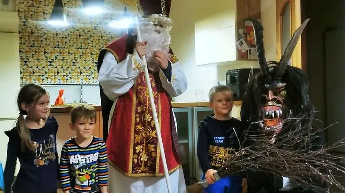 In Strallegg besuchte der Nikolaus rund 60 Häuser.
