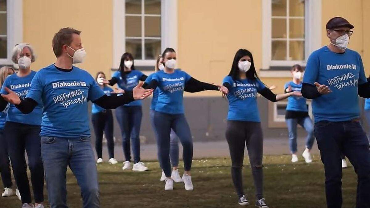 Auch Mitarbeiterinnen und Mitarbeiter der Diakonie de La Tour nahmen an der „Jerusalema Dance-Challenge“ teil