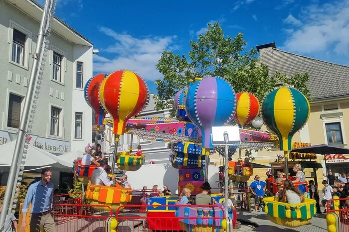Ballon-Karussell 1 Fahrt: 3 Euro 4 Fahrten: 10 Euro