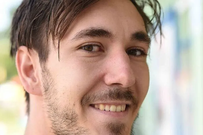 Bertold Grosse: "Ich studiere Architektur und hätte den Neubau schon gut gefunden. Denn die Substanz des Gebäudes ist schon sehr alt. Man wird jetzt halt damit weiter arbeiten müssen. Es ist schade, dass es beim Neubau keine Einigung gab. Der Bau ist für mich aber gar nicht das Wichtigste. Alles gehört modernisiert, das Bad sollte mehr beworben und attraktiver gestaltet werden. Von anderen Seen hört man viel mehr. Und mich fragen zum Beispiel ständig Leute, ob es Stand-Up-Paddle-Boards hier gibt."