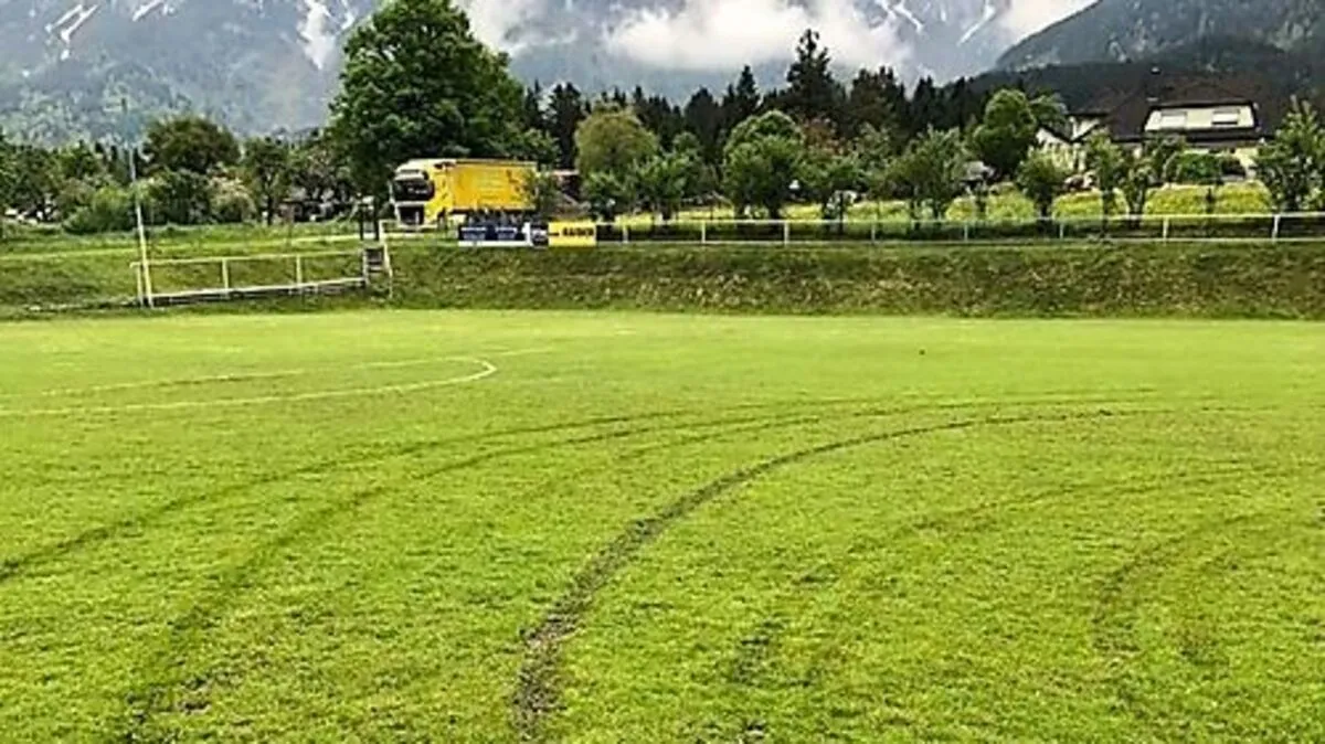 Die Reifenspuren, die den Platz stark beschädigt haben