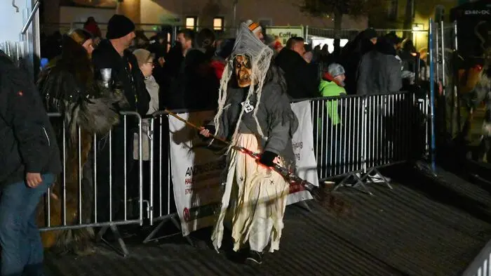 Krampusse und Teufel soweit das Auge reicht – und vereinzelt ein paar Engerl. Diese Gestalten bekam man am Samstag in Vordernberg beim 6. Krampuslauf zu Gesicht.