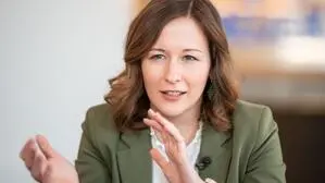 Familienministerin Claudia Plakolm denkt schon, dass Österreich familienfreundlich ist. 