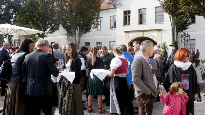 Eine Vielzahl an Gästen aus allen "Himmelsrichtungen" pilgerten...