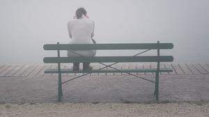 Bei einer saisonalen Depression haben Betroffene nur zu einer bestimmten Jahreszeit Symptome, im Gegensatz zur regulären Depression