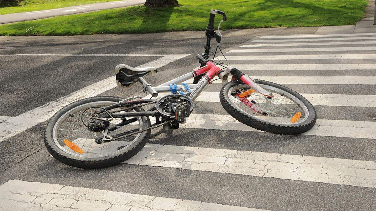 Der Radfahrer kam bei dem Ausweichmanöver zu Sturz