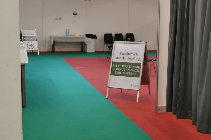 Auch im Wartebereich nach der Impfung ist nur eine Handvoll Leute anzutreffen