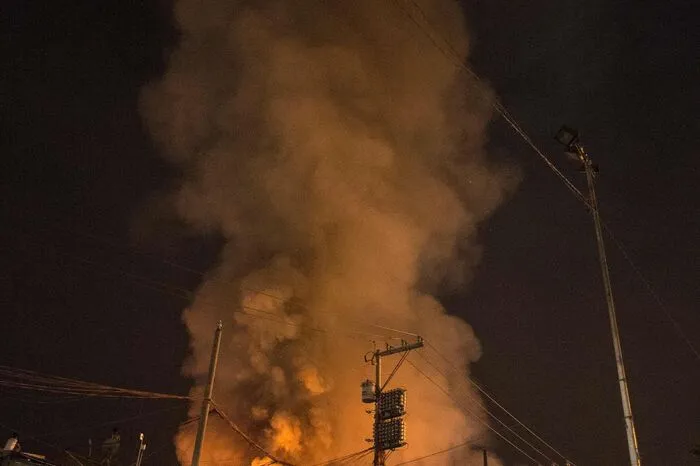 Die Flammen zerstörten rund 1200 Hütten, ehe die Feuerwehr den Brand nach knapp zehn Stunden in den Griff bekamen.
