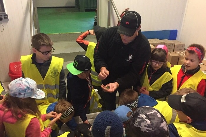 Die Kinder der Volksschule St. Nikolai besuchten die Ölmühle Neuhold in Draßling, um dort zu lernen, wie Kernöl entsteht.