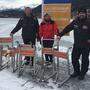 Norbert Jank, Fridrun Weidel und Bernhard Jank kümmern sich um die neuen Eislaufhilfen