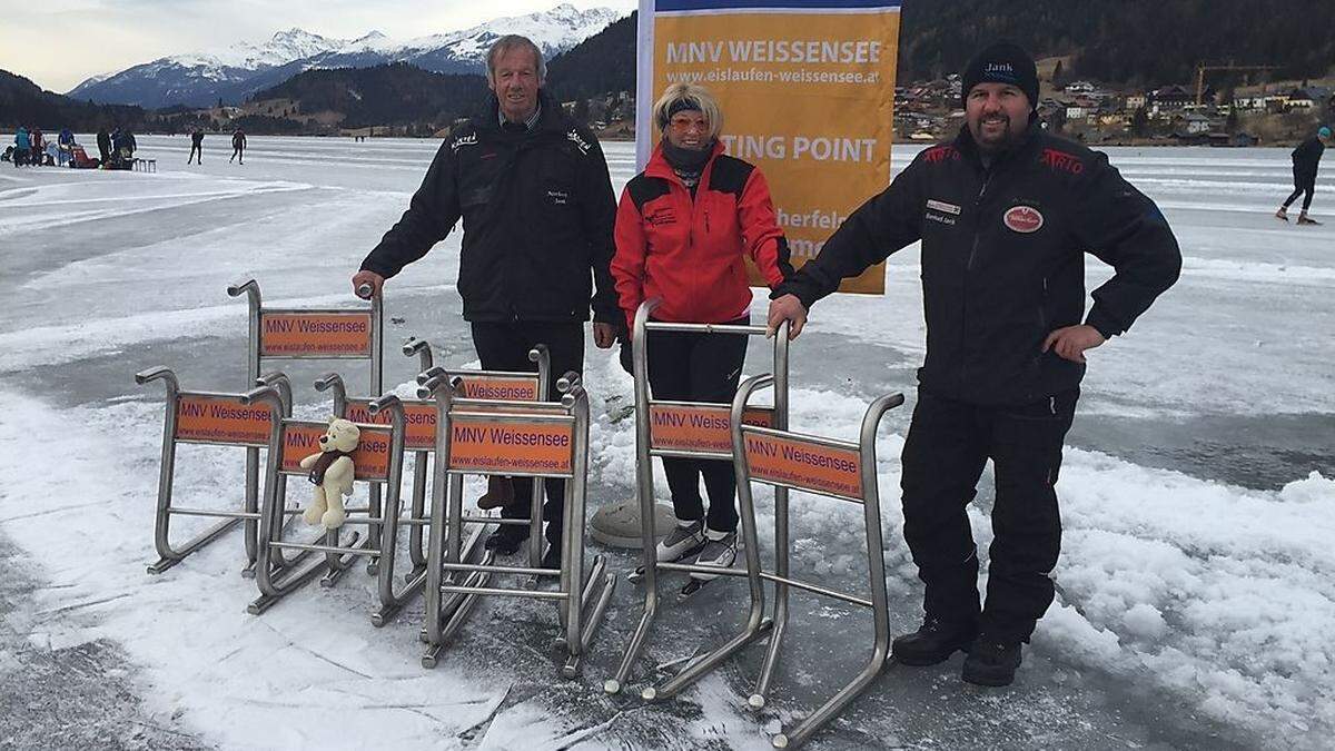 Norbert Jank, Fridrun Weidel und Bernhard Jank kümmern sich um die neuen Eislaufhilfen