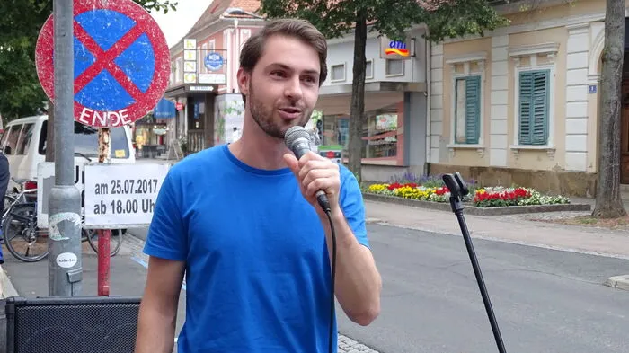 Seine Eröffnungsansprache nutzt Galeriebesitzer Stefan Preininger zur Vorstellung des Künstlers.