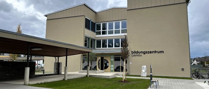 Der Eingang ins neue Bildungszentrum