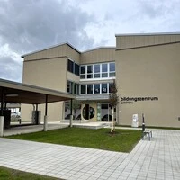 Die alte Mittelschule wurde in das neue Bildungszentrum umgebaut