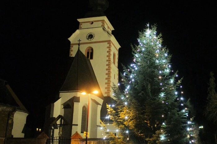Alljährlich ein Hingucker, der Christbaum vor der Reichenfelser Kirche.