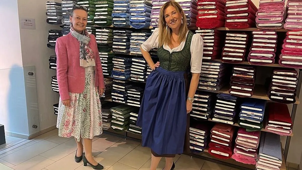 Monika Primas vom Steirischen Heimatwerk und Designerin Theresa Schöffel