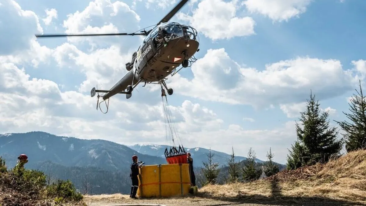Auch eine Alouette des Bundesheers wurde zum Löschen eingesetzt