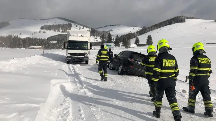 Die Feuerwehr befreite die hängen gebliebenen Fahrzeuge aus ihrer misslichen Lage