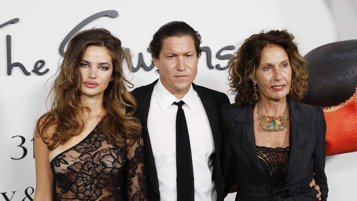 Vito Schnabel mit seiner Ehefrau Helena und Mutter Jacqueline (rechts)