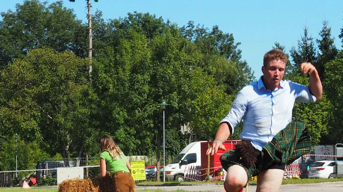 Die Klagenfurter Landjugend Ponfeld-Wölfnitz lud am Sonntag zum zweiten Mal zu ihren Highlandgames. In der Nachmittagshitze stellten sich Vierer-Teams gegenüber des Wölfnitzer Rüsthauses Herausforderungen wie Fassel rollen, Baumstamm schmeißen und Eier werfen. Der Geschicklichkeitsparcours war besonders lustig anzuschauen.