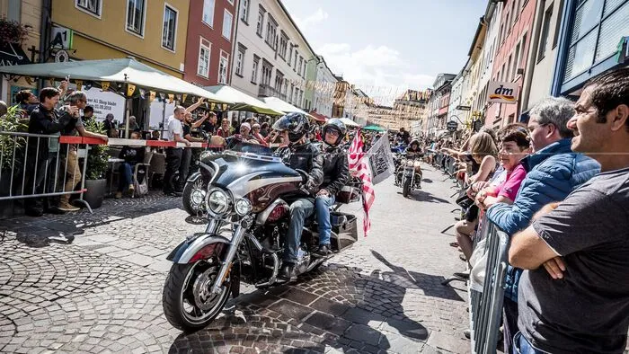 Samstag Mittag fand die große Harley Parade statt. Sie führte vom Faaker See über den Villacher Hauptplatz zum Ossiacher See und zurück.