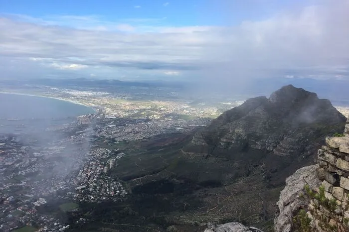 4. Der Tafelberg: Ein Muss für Kapstadt-Touristen! Mit dem "Cable Car" geht es auf den Berg. Von hier genießen Sie eine unglaubliche Aussicht über die Bucht.