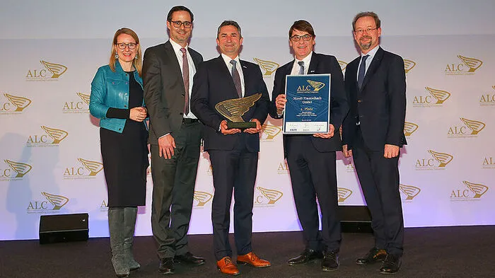 Geschäftsführer Gottfried Joham (Dritter von links) bei der Abschlussgala in Wien